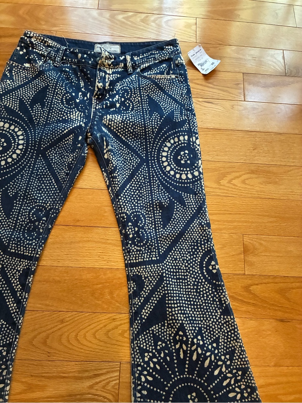 NWT Free People Navy & Cream Printed Flare Malaya Jeans 28 - Picture 3 of 7